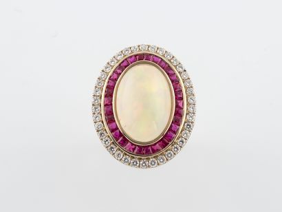 null Bague en or 750°/°° ornée d'un cabochon d'opale dans un double entourage de...