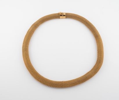 null Gold necklace 750°/°° with braided tubular links.
Circa 1950.
Weight : 63,13...