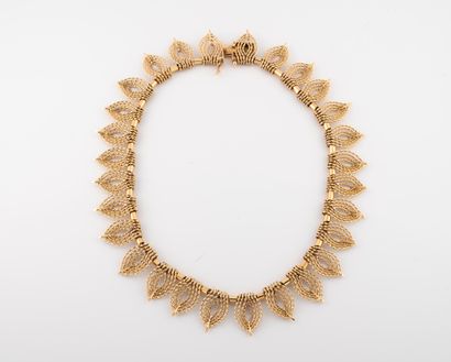 null Gold drapery necklace 750 °/°° with threaded palmettes.
Circa 1950.
Gross weight...