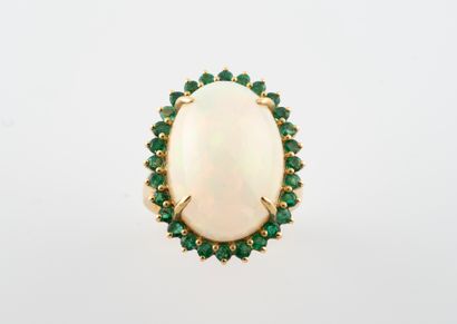 null Gold ring 750°/°° decorated with a cabochon of opal of 9 cts approx. in a circle...