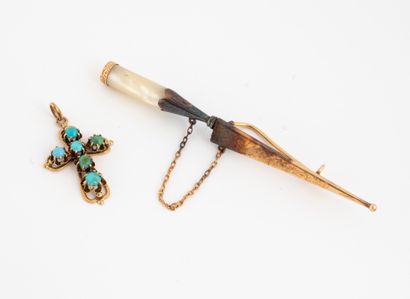 null Lot in gold 750°/°° including a cross set with turquoise cabochons, a dagger...