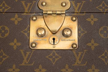 null LOUIS VUITTON. 
Vanity case gainé de toile enduite monogrammée à renforts d'angles...