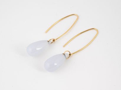 null Pair of earrings in gold 750°/°° decorated with a drop of blue chalcedony.
Gross...