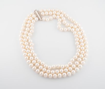 null Necklace of three rows of freshwater pearls of 9 diam. approx., silver clasp...