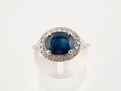 null Ring in white gold 585°/°° set with an oval sapphire of 2.50 cts approx. in...