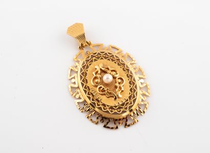 null Openwork pendant in gold 750°/°° decorated with a cultured pearl.
Gross weight...