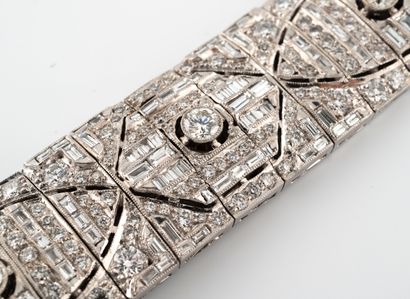 null Ribbon bracelet in white gold 750°/°° decorated with a large geometric paving...