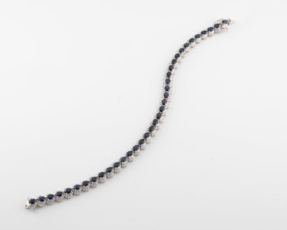 null Bracelet articulé en or gris 750°/°° serti d'une ligne de saphirs de 10 cts...