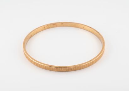 null Bracelet jonc guilloché en or 750°/°°.
Poids : 7,8 g.