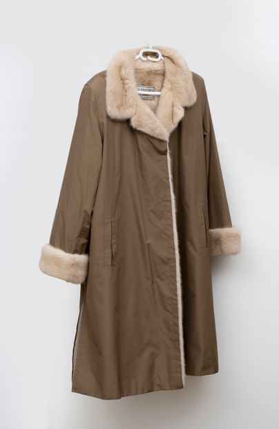 null FISCHELIS. Paris.
Taupe fur lined with white mink.
Size. 42