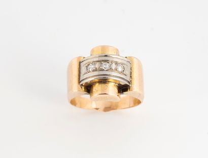 null Bague chevalière pont en or 750°/°° sertie de trois diamants TA.
Circa 1940
TDD...