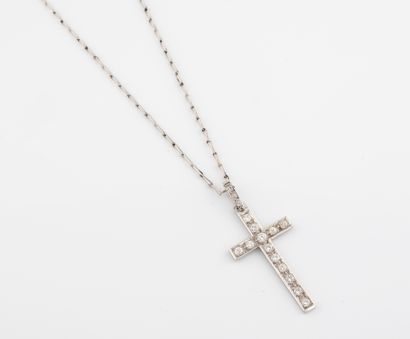 null Pendentif croix en platine serti de diamants on y joint une chaîne en or gris...