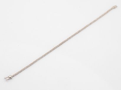 null Bracelet ligne en or gris 750 °/°° serti d'environ 1 Ct de diamants.
Longueur...