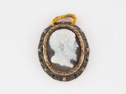 null Pendentif en argent et vermeil orné d'un camée en agate à motif de profil d'un...