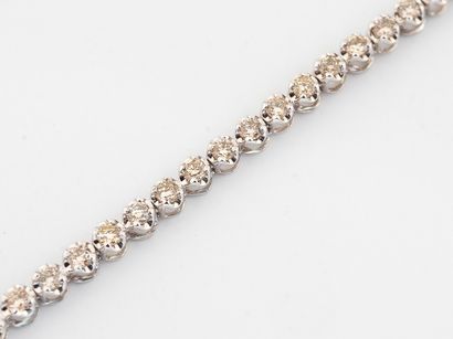 null Bracelet ligne en or gris 750 °/°° serti d'environ 1 Ct de diamants.
Longueur...