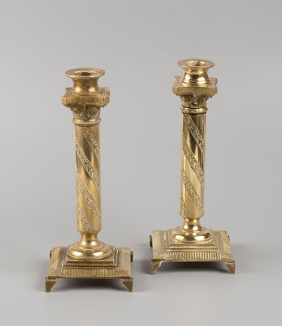 null Paire de bougeoirs colonnes en bronze doré.
Travail de la fin du XIXe siècle.
H....