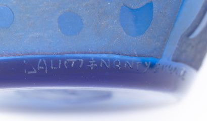 null DAUM NANCY FRANCE
Vase en verre bleu à décor de volutes géométriques gravé.
H....