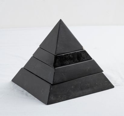 null Amalgames, 
Pyramide en céramique composée de trois cendriers.
H. 20,5 L. 23...