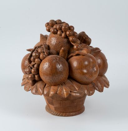 null Important panier de fruits en bois sculpté.
L. 34 cm.
