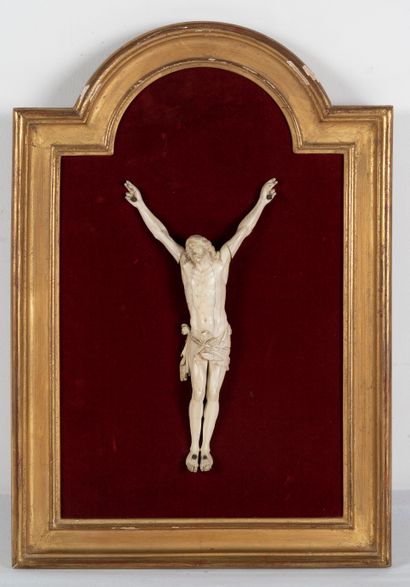 null Christ sculpté dans un cadre en bois et stuc doré.