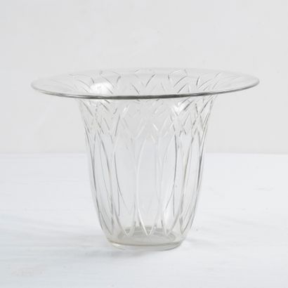 null BACCARAT
Vase en cristal taillé, signé sous la base.
H. 23 D. 31 cm.