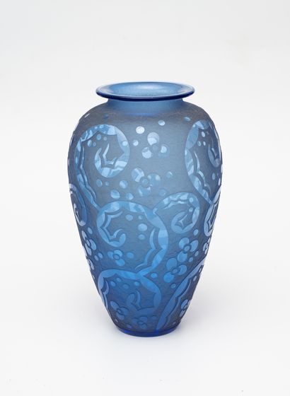 null DAUM NANCY FRANCE
Vase en verre bleu à décor de volutes géométriques gravé.
H....
