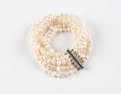 null Bracelet de six rangs de perles de culture d'eau douce baroque, fermoir barrette...
