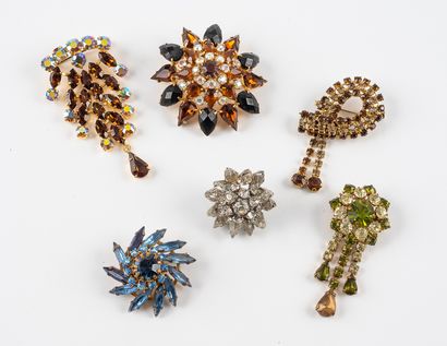 null Lot de 6 broches fantaisie rehaussées de strass.