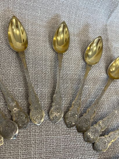 null Suite of 12 chased vermeil 800°/°° teaspoons, Trav. 19th century, (wear)
Weight...