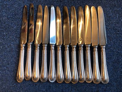 null ERCUIS.
Twelve large knives and twelve cheese knives, silver-plated handles...