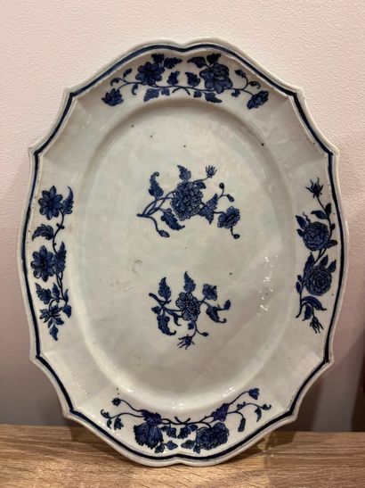 null CHINA. Oblong porcelain dish decorated in blue monochrome with flowers.
18th...
