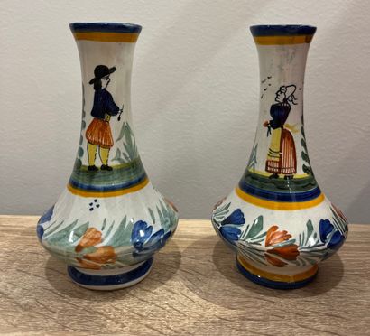 null Two small polychrome earthenware vases. Quimper
H. 14 cm.