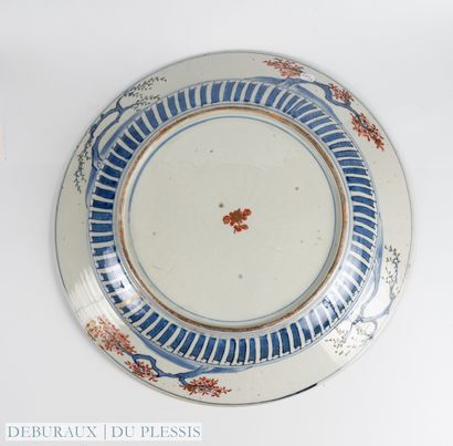 null CHINA. Large porcelain dish with red and gold flower design.
Diameter: 46.5...