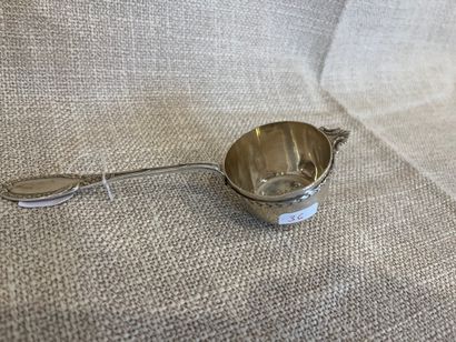 null Tea strainer in 950 °/°° silver
Embossed
Weight : 44 g.