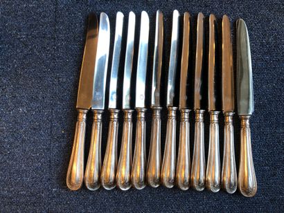 null ERCUIS.
Twelve large knives and twelve cheese knives, silver-plated handles...
