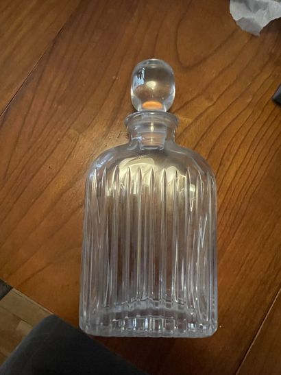 null Alcohol bottle in cut glass
H. 24 cm.