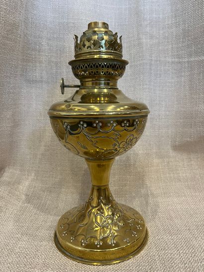 null Brass kerosene lamp
H. 26 cm.