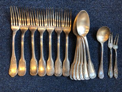 null Set of metal or silver-plated flatware: six large leaf-shaped flatware sets,...