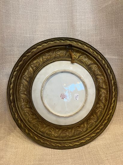 null Porcelain plate in a brass frame
Diameter: 33 cm
