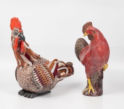 null Lot comprising three glazed ceramic roosters.
H: 41, 35 and 33 cm