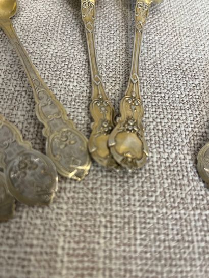 null Suite of 12 chased vermeil 800°/°° teaspoons, Trav. 19th century, (wear)
Weight...