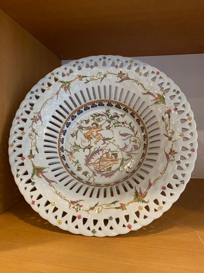 null Porcelain openwork pedestal bowl with polychrome enamel decoration
H. 19.5 cm...