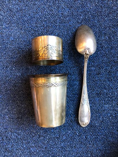null Lot in 950 °/°° silver including: a timbale, a napkin ring and a dessert spoon....