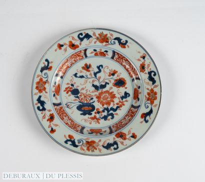 null CHINA
Porcelain plate with polychrome decoration of flowers. 
18th century
(broken,...