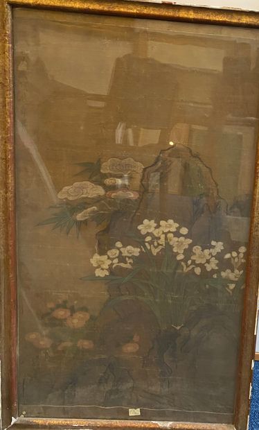 null TS'IEN SIVAN
Painting on silk decorated with flowers.
Inscription top left.
Sight:...