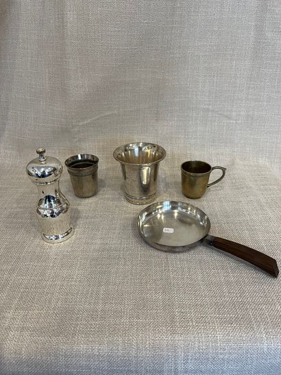 null Silver-plated lot including a frying pan, a kettledrum, a large kettledrum,...