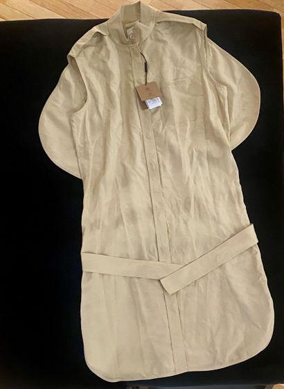null BURBERRY
Belted dress in beige lyocell.
T. 36