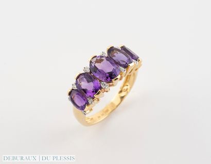 null River ring in 750°/°° gold set with amethysts alternating with diamonds.
TDD...