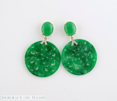 null Pair of earrings in gold 750 °/°° adorned with a jade cabochon holding a jade...