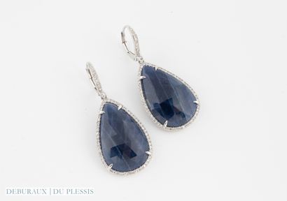 null Pair of earrings in 750°/°° white gold set with faceted sapphires in a diamond...